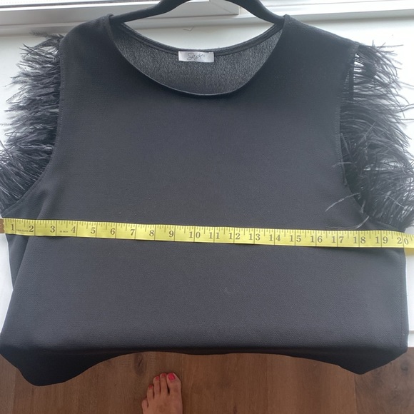 Beautiful black blouse with feather sleeves - Picture 4 of 6